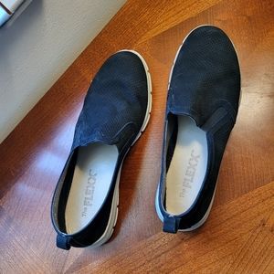 The flex women's snake name black size us 7